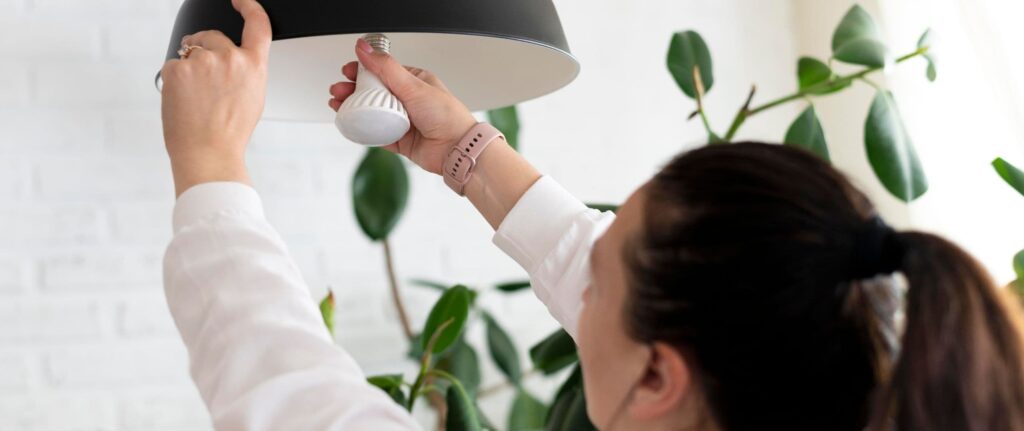 orang yang memasang lampu