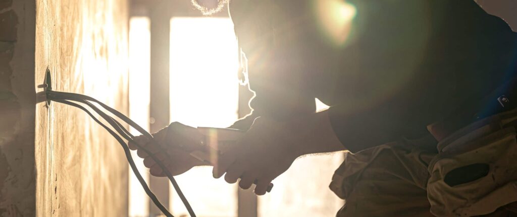 orang yang mengecek kabel