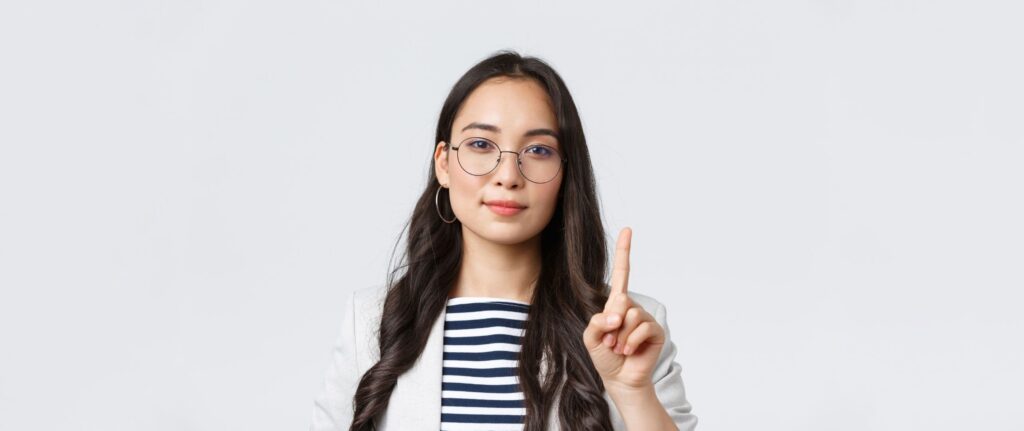 orang yang menunjukkan jari telunjuk untuk menjelaskan sesuatu