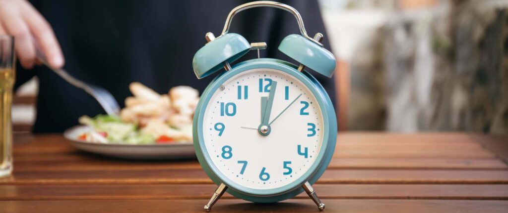 orang yang makan di depan jam