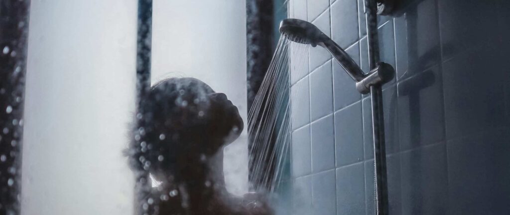 siluet orang yang sedang mandi