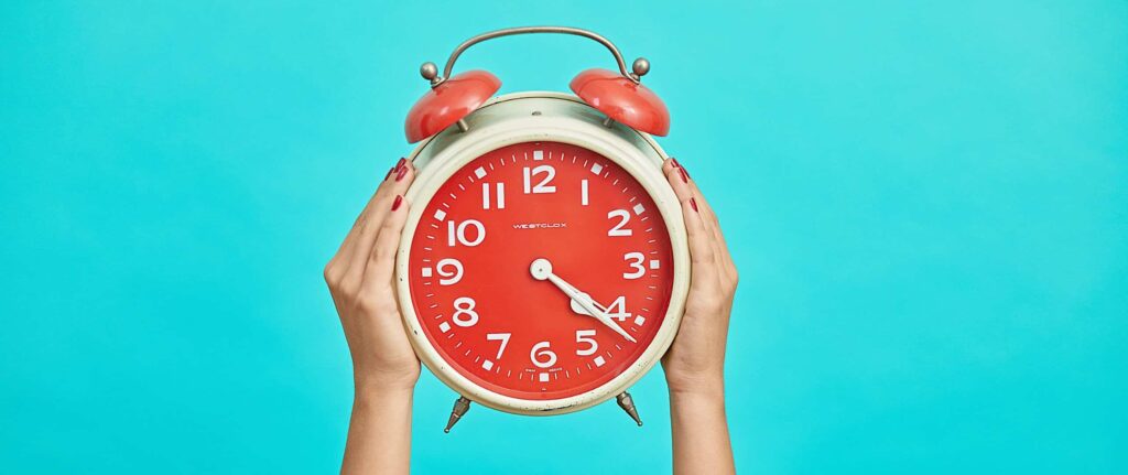 orang yang memegang jam