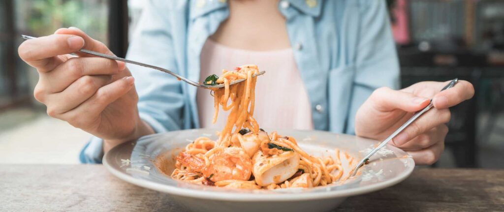 orang yang makan di siang hari