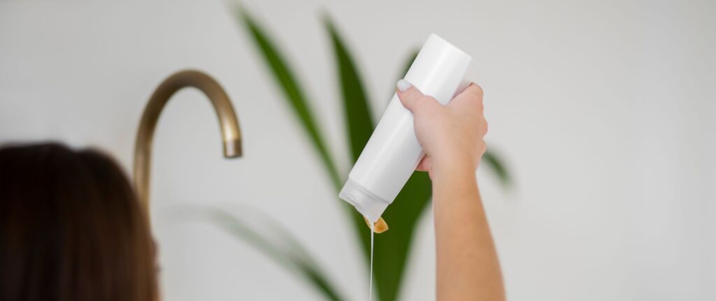 orang yang menuangkan shampo ke tangan