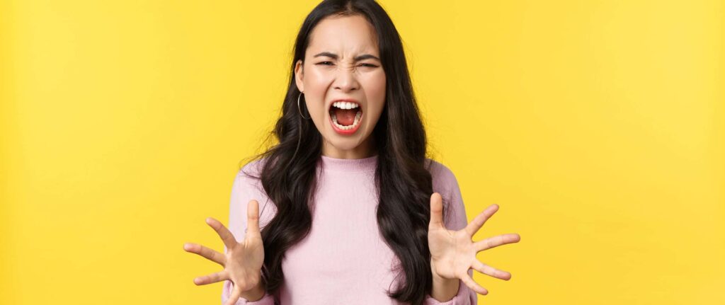 orang yang berteriak marah