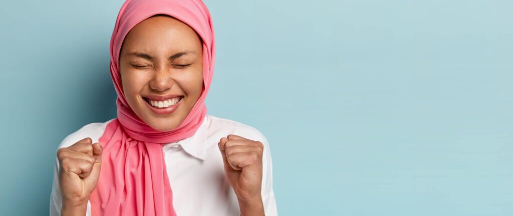 muslim yang tersenyum bahagia