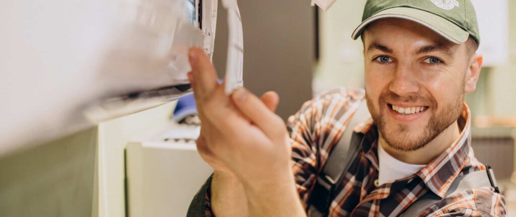 seorang pria membuka tutup panel depan unit AC indoor