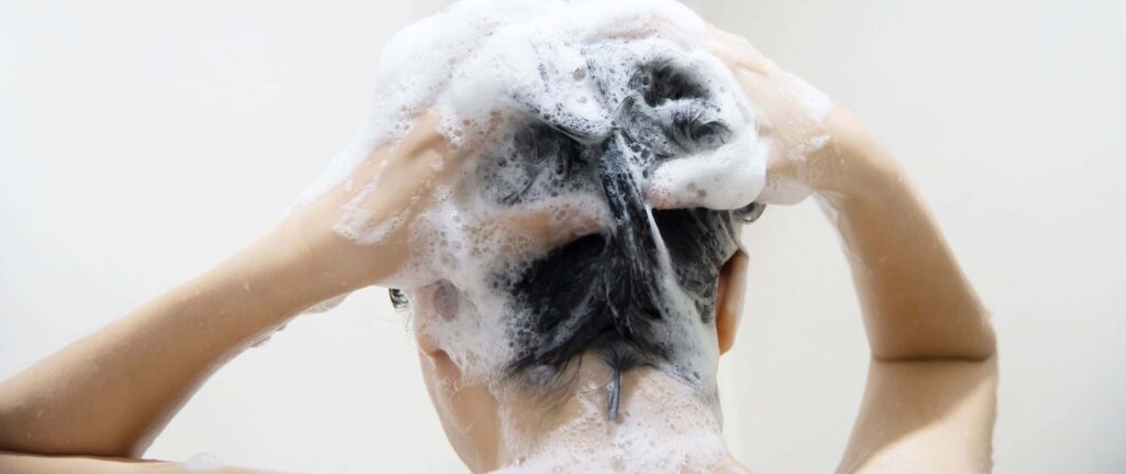 orang yang sedang keramas