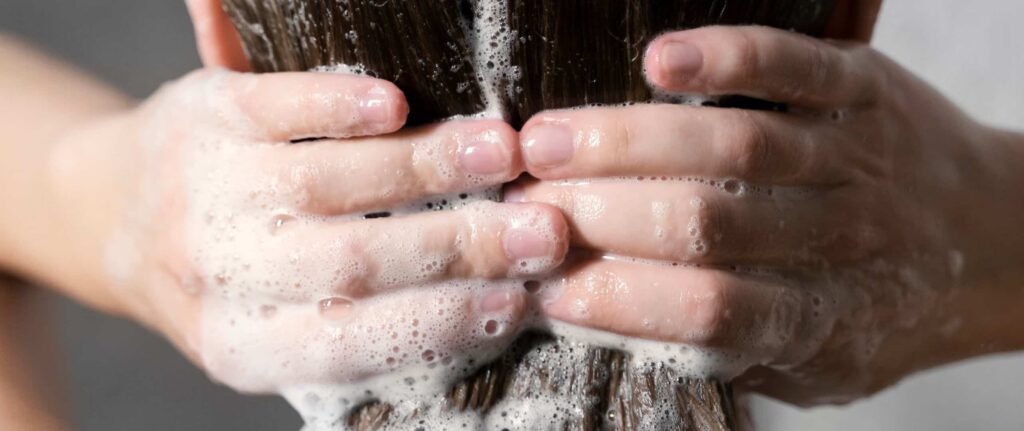 rambut yang penuh dengan busa