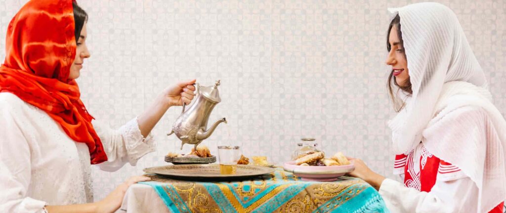 dua orang yang makan dan minum di meja