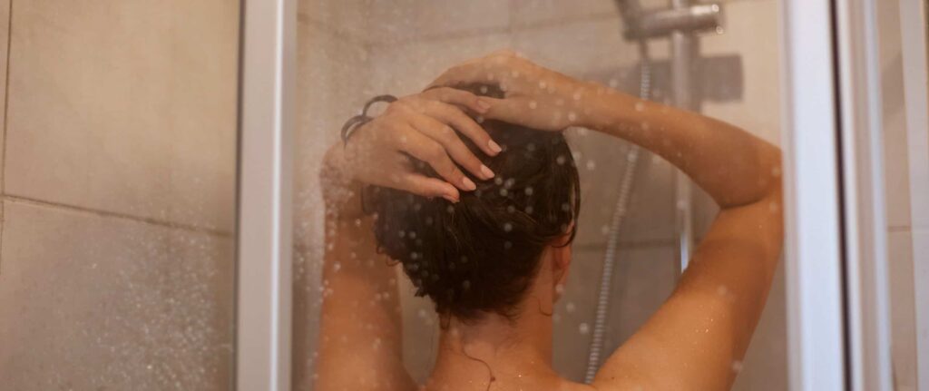 tampak belakang orang yang sedang mandi