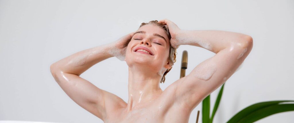 wanita sedang keramas wanita sedang keramas