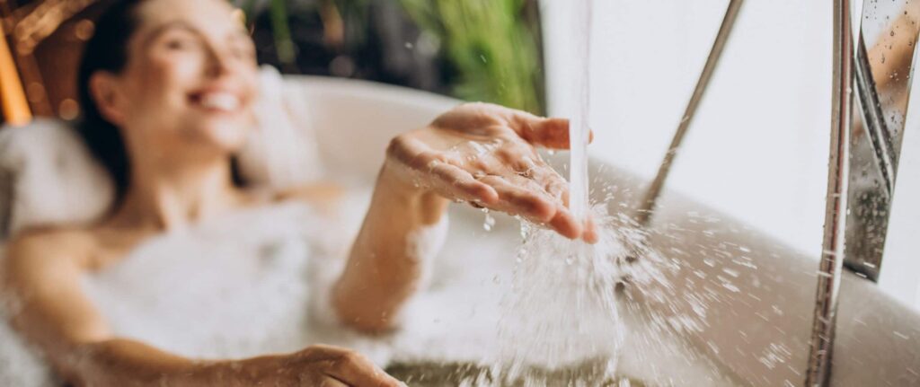 wanita sedang berendam air hangat di dalam bathtub wanita sedang berendam air hangat di dalam bathtub