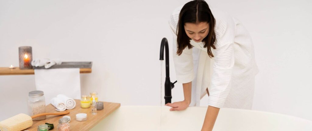 wanita sedang mengisi bathtub untuk mandi wanita sedang mengisi bathtub untuk mandi