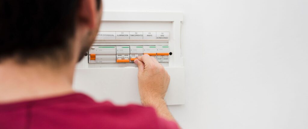 orang yang menyalakan ELCB