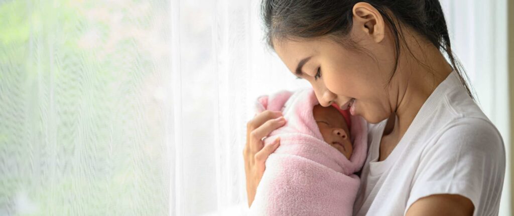 ibu yang sedang memeluk anaknya