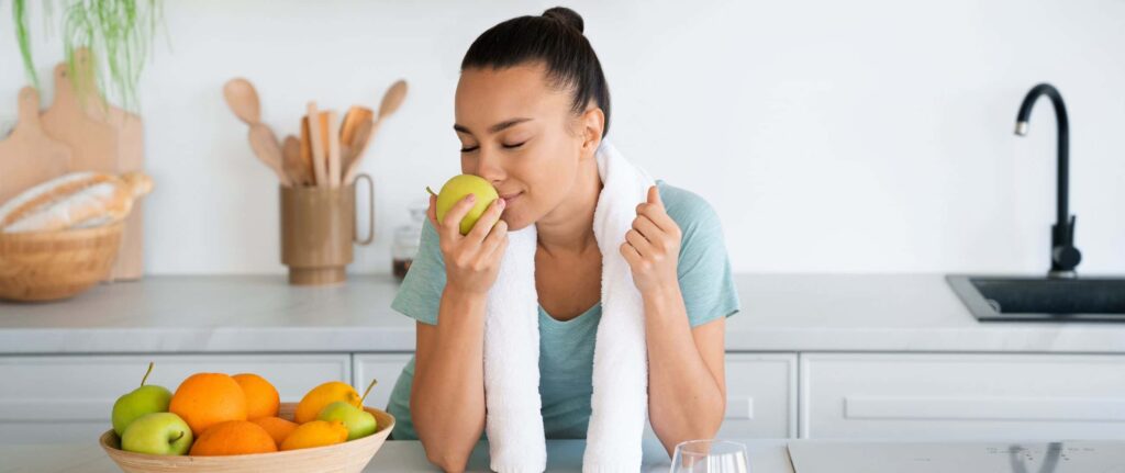 orang yang makan sambil membawa handuk sebelum mandi