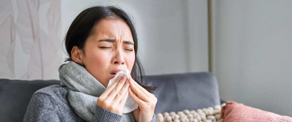 Wanita sedang demam dan flu