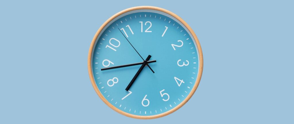 jam dinding di latar biru