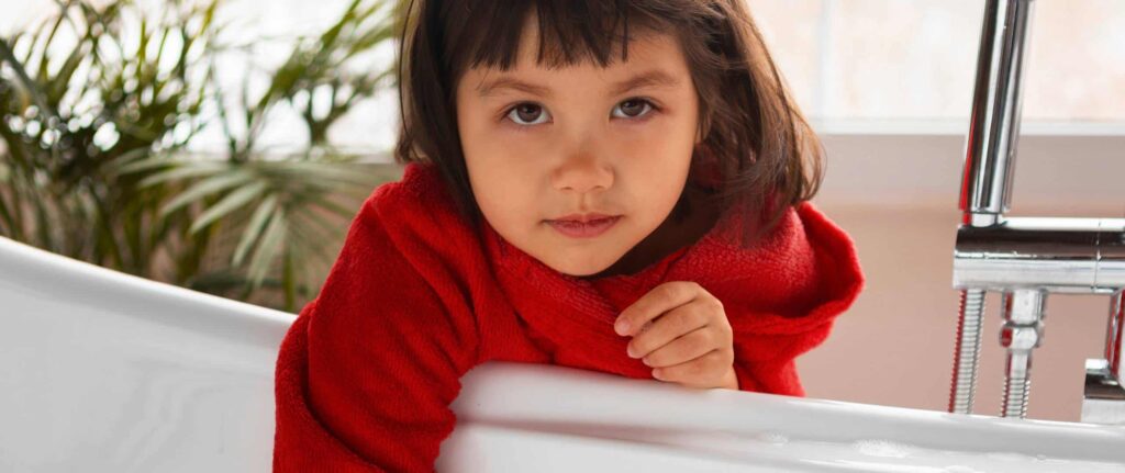 anak diam di dekat bathtub anak diam di dekat bathtub