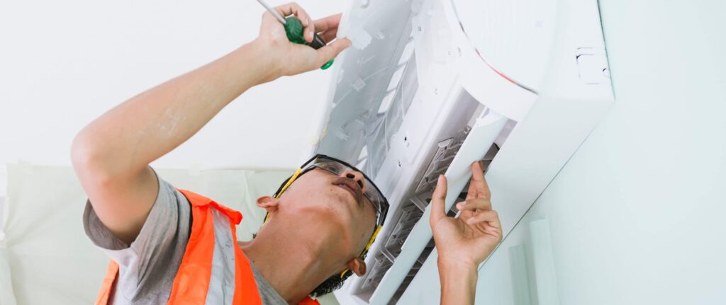 Teknisi sedang mengisi freon AC