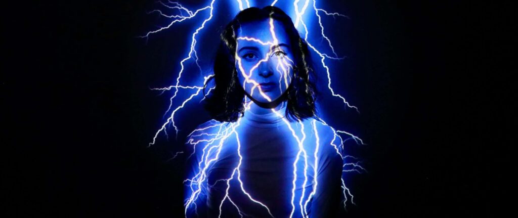 orang yang terkena sengatan listrik