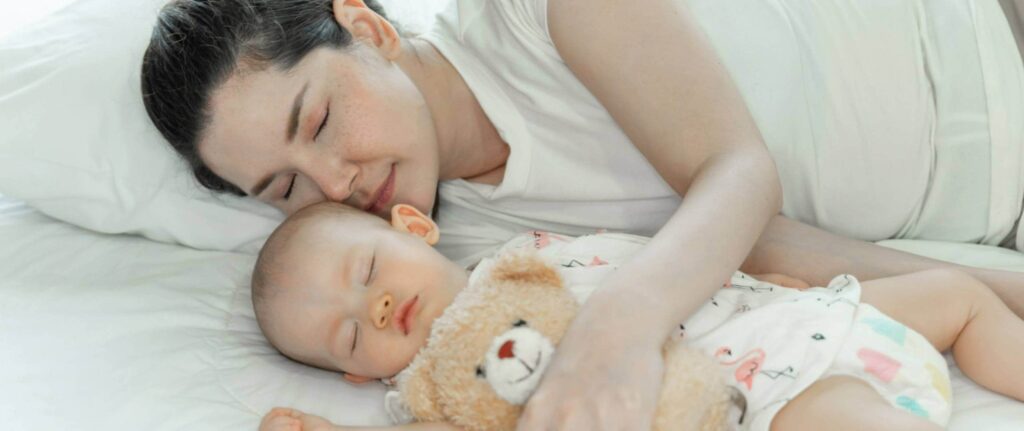 Ibu dan bayi sedang tidur
