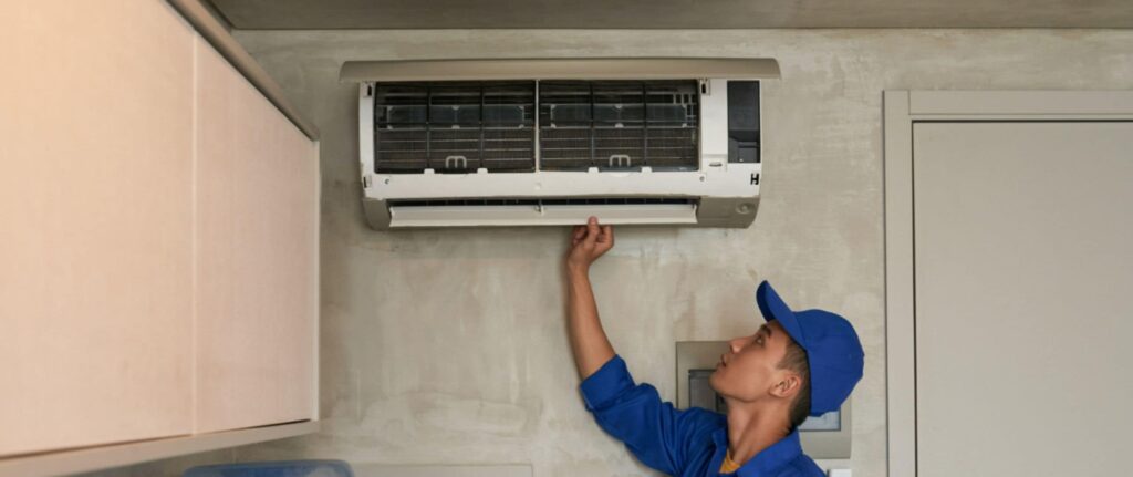 Teknisi sedang memeriksa kondisi AC