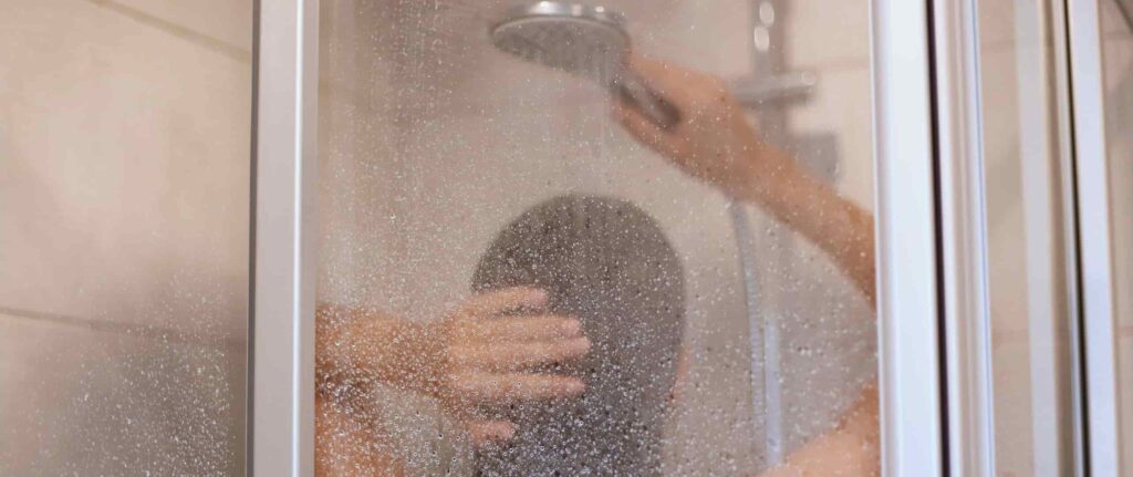 orang yang sedang mandi