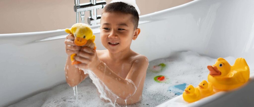anak bermain bebek mainan di bathtub anak bermain bebek mainan di bathtub