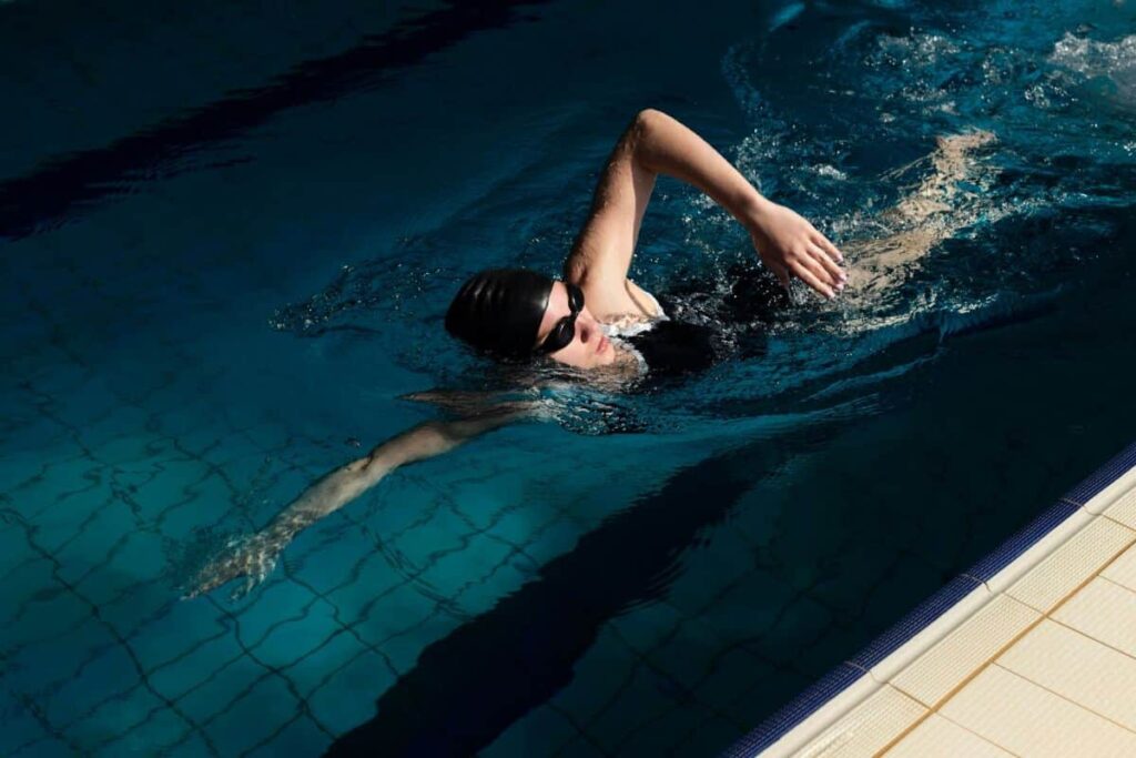 Perempuan sedang berlatih berenang