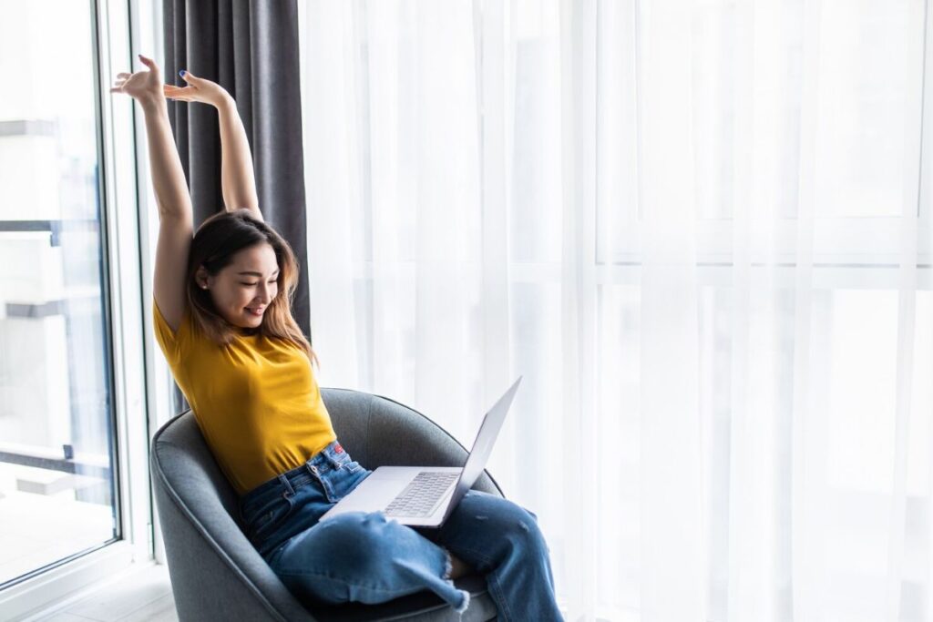 Perempuan merasa nyaman di dalam rumahnya Perempuan merasa nyaman di dalam rumahnya