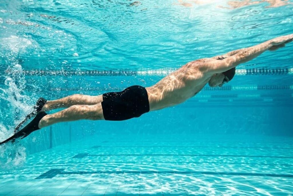 Pria berenang di dalam air