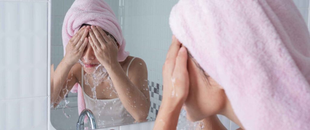 seorang wanita sedang mencuci muka di kamar mandi seorang wanita sedang mencuci muka di kamar mandi