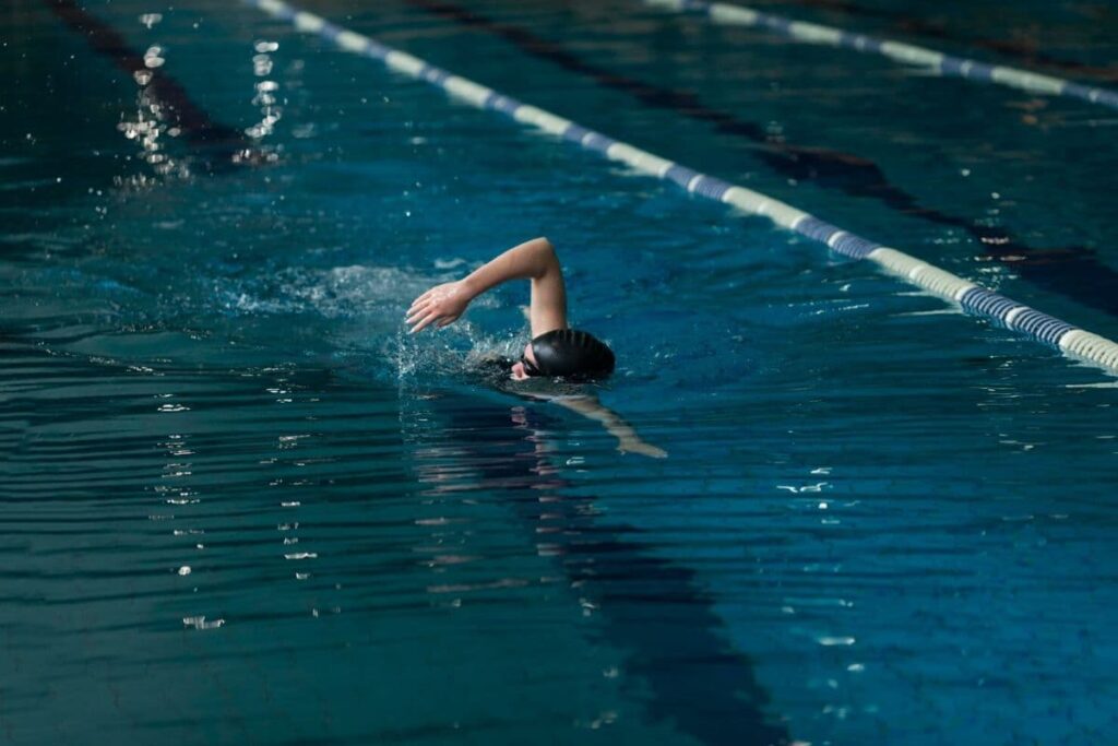 Atlet berenang di indoor swimming pool Atlet berenang di indoor swimming pool