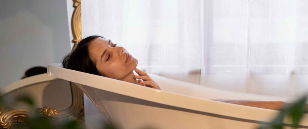 seorang wanita sedang berendam di bathtub sambil menutup mata seorang wanita sedang berendam di bathtub sambil menutup mata