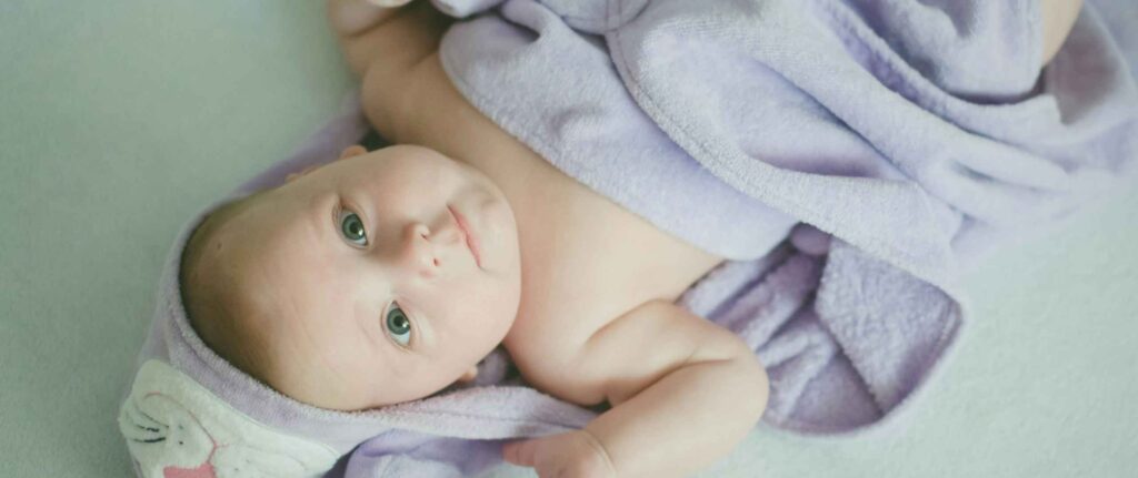 bayi habis mandi diselimuti handuk warna ungu bayi habis mandi diselimuti handuk warna ungu