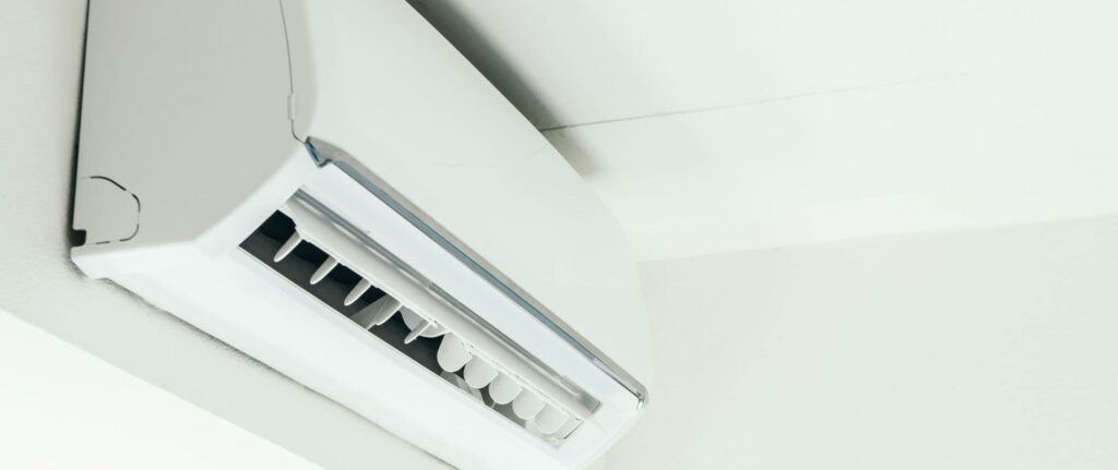 unit indoor AC dengan kisi-kisi yang terbuka unit indoor AC dengan kisi-kisi yang terbuka