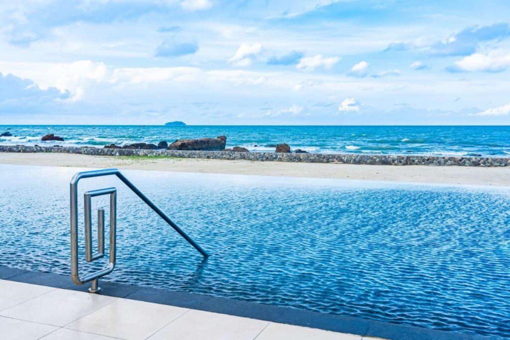 Kolam renang di pinggir pantai Kolam renang di pinggir pantai