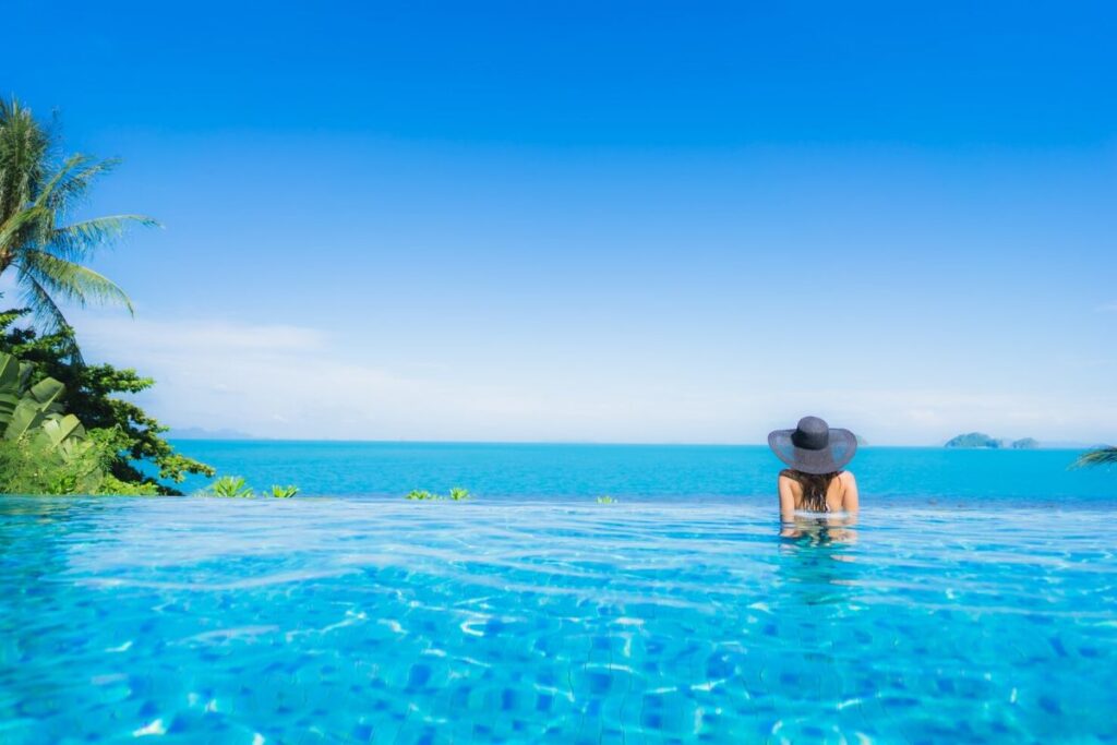 Seorang perempuan di kolam renang resort