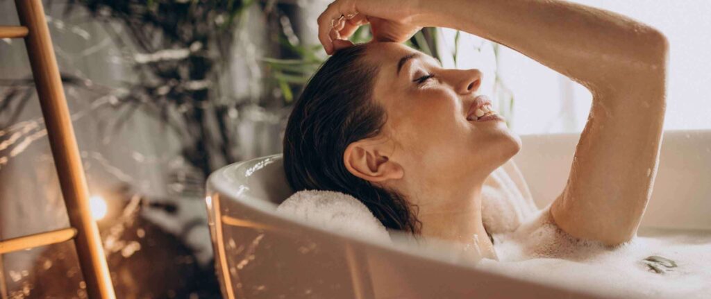 seorang wanita sedang berendam di bathtub seorang wanita sedang berendam di bathtub