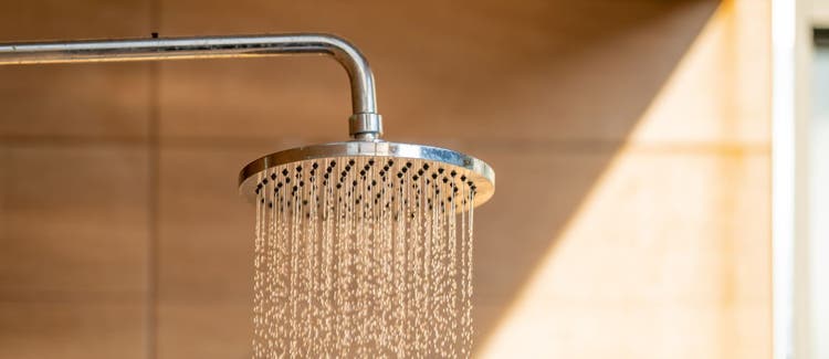 ¿Cuánta agua se consume para una ducha?