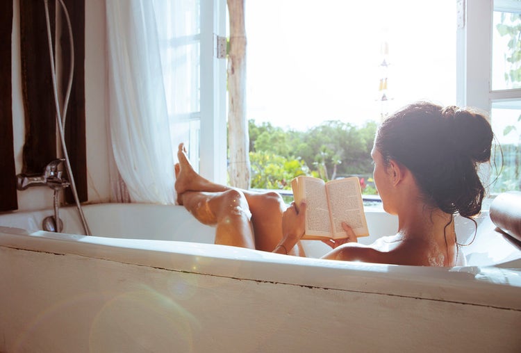 Descubre los beneficios de un baño caliente
