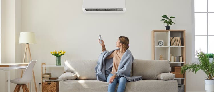 ¿El aire acondicionado consume más energía al enfriar o al calentar?