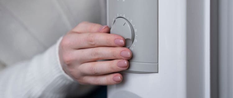 orang yang mengatur suhu water heater