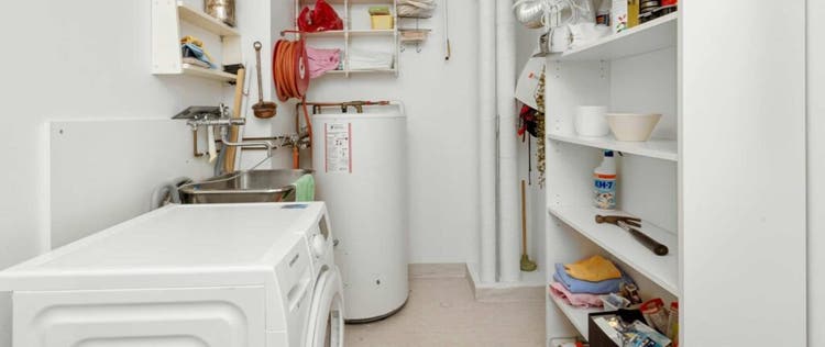 water heater di laundry room