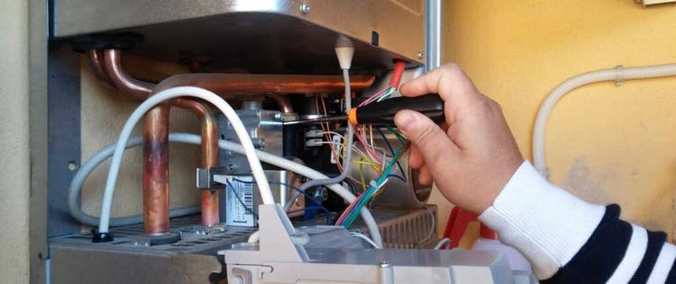 seseorang sedang memperbaiki water heater