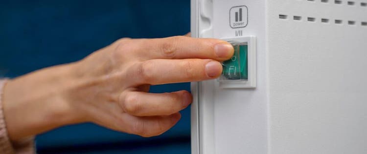 orang yang menyalakan unit water heater