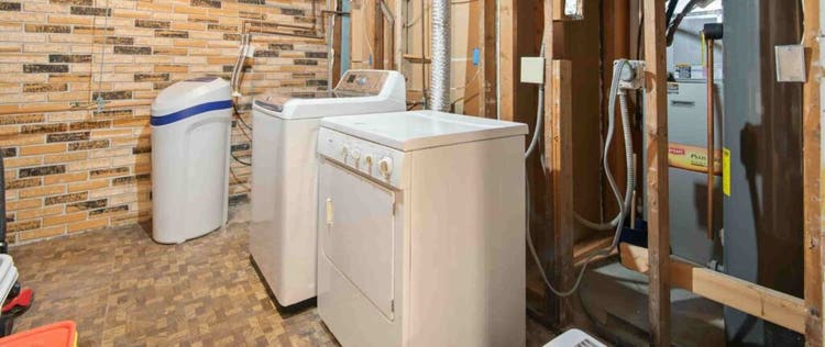 water heater, mesin cuci, dan mesin pengering di ruangan yang sama