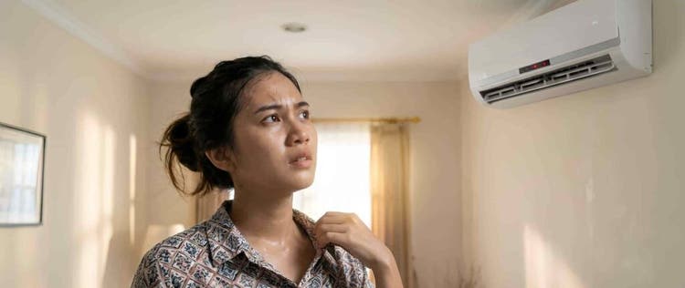 Seorang wanita berada dalam keadaan kepanasan